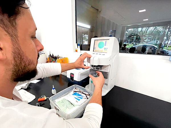 Laboratório óptico próprio na Ótica Tiradentes em Maringá-PR.